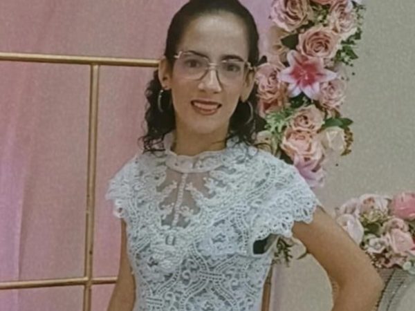 Bianca, de 19 anos, saiu para aula em igreja e sumiu após atender ligação — Foto: Arquivo Pessoal