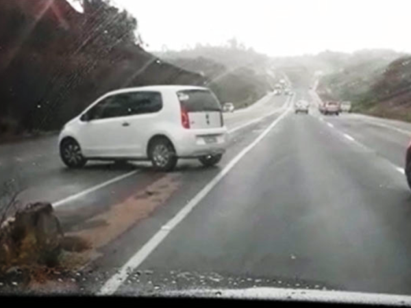 Via foi bloqueada pelos criminosos; motoristas que visualizaram situação de longe realizaram retorno prévio (Reprodução / YouTube)