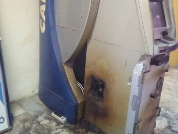 Caixa eletrônico foi arrombado dentro de prédio onde funcionam secretarias municipais de Mossoró (Foto: Alcivan Vilar/Fim da Linha)