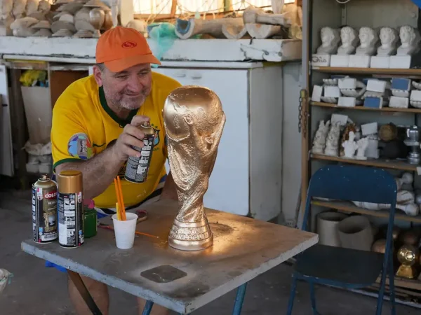 Artesão brasileiro faz réplicas do troféu da Copa do Mundo
 9 de maio de 2026    REUTERS/Sergio Queiroz