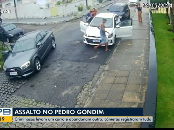Assalto em bairro de João Pessoa é flagrado por câmeras de segurança — Foto: TV Cabo Branco/Reprodução