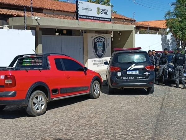 Carro foi recuperado, homem preso e todos foram levados para a delegacia — Foto: TV Cabo Branco/Reprodução