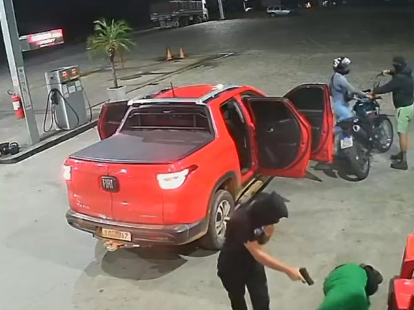 Criminosos apontam armas para funcionário e cliente de posto em Angicos — Foto: Reprodução