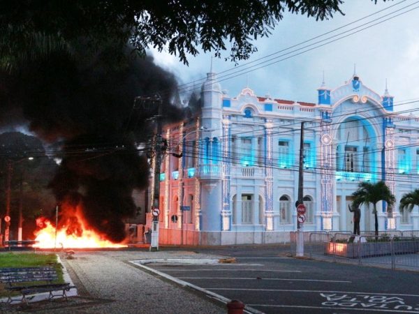 Barricada de pneus foi incendiada ao lado do Palácio Felipe Camarão, sede da Prefeitura de Natal (Foto: Edileusa Martins)