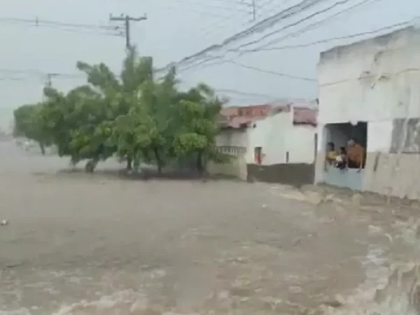 Alagamento provocado pela chuva neste domingo (6) em Assú, RN — Foto: Reprodução