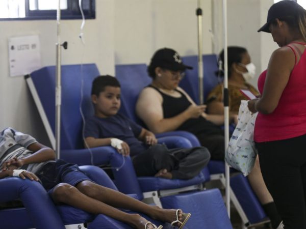 Brasília (DF), 04/03/2024 - Pacientes com suspeita de dengue recebem atendimento em unidade montada na administração de Ceilândia, no Distrito Federal. Foto: Marcelo Camargo/Agência Brasil