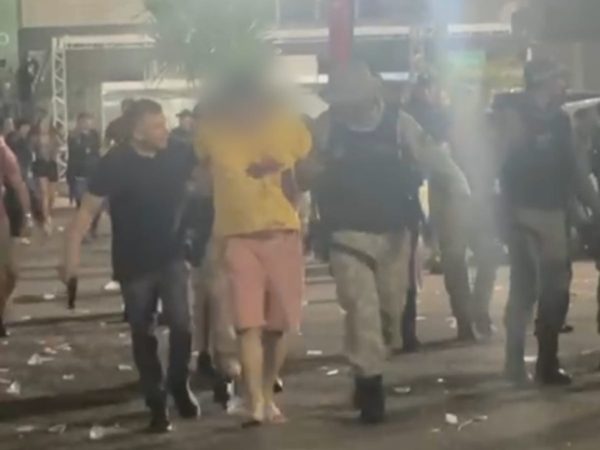 Atirador (de amarelo) é preso após tiroteio que deixou um morto e oito pessoas feridas em Apodi, no RN — Foto: Reprodução