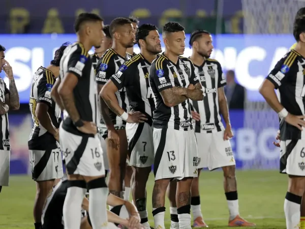 Soccer Football - Copa Sudamericana - Final - Lanus v Atletico Mineiro - Estadio Defensores del Chaco, Asuncion, Paraguay - November 22, 2025  Atletico Mineiro players look dejected after losing the Copa Sudamericana final REUTERS/Cesar Olmedo