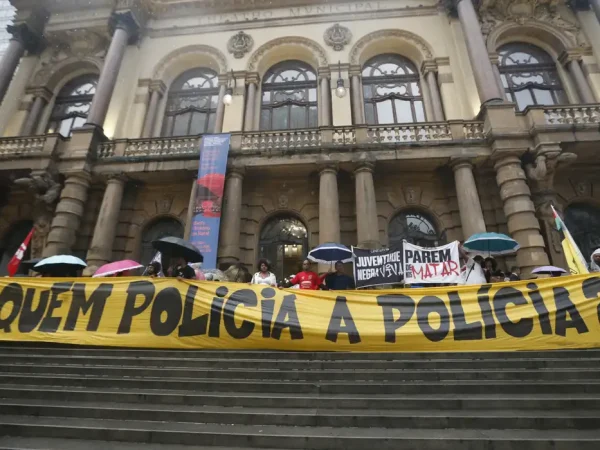 São Paulo (SP), 05/12/2024 -ato contra violência policial, concentração em frente ao teatro municipal de são paulo, praça Ramos de Azevedo . Foto: Paulo Pinto/Agência Brasil