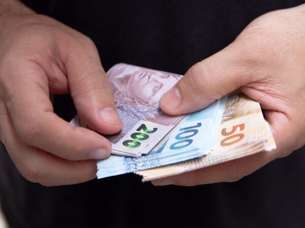 dinheiro, cédulas, reais, compras, salário mínimo — Foto: Adriano Toffetti/Ato Press/Estadão Conteúdo