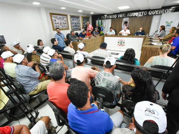 O deputado estadual Nelter Queiroz reuniu a população e representantes do Governo do Estado — Foto: João Gilberto
