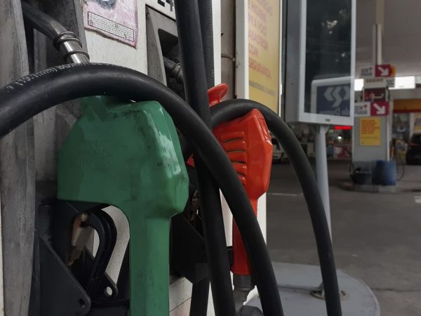 Postos de gasolina no Rio de Janeiro exibem o preço do combustível