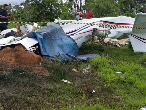 Aeronave caiu em Patos de Minas neste domingo (4) — Foto: Paulo Barbosa/G1