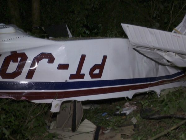 Três pessoas da mesma família e o piloto estavam dentro do avião. — Foto: RPC/Reprodução