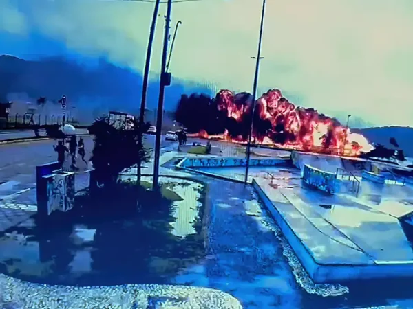 São Paulo (SP) 09/01/2025 -  Um avião de pequeno porte varou a pista do aeroporto de Ubatuba, no Litoral de São Paulo, e explodiu na Praia do Itaguá na manhã desta quinta-feira.
Frame Câmera de segurança de Ubatuba