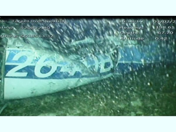 Primeira imagem dos destroços da aeronave no fundo do Canal da Mancha — Foto: Divulgação / AAIB