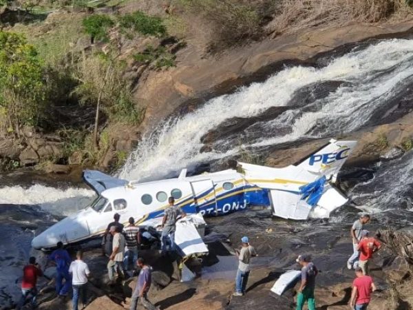 Marília Mendonça viajava para cumprir a agenda de shows quando a aeronave bateu em um fio de alta tensão e caiu em um curso d’água próximo da rodovia BR-474. — Foto: Divulgação/Polícia Militar de Minas Gerais