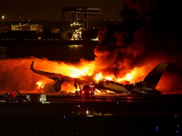 Aeronave da Japan Airlines pega fogo em aeroporto de Tóquio no dia 2 de janeiro de 2024 — Foto: REUTERS/Issei Kato/Kato