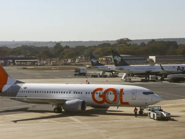 Movimentação de aviões comerciais no aeroporto de Brasília.