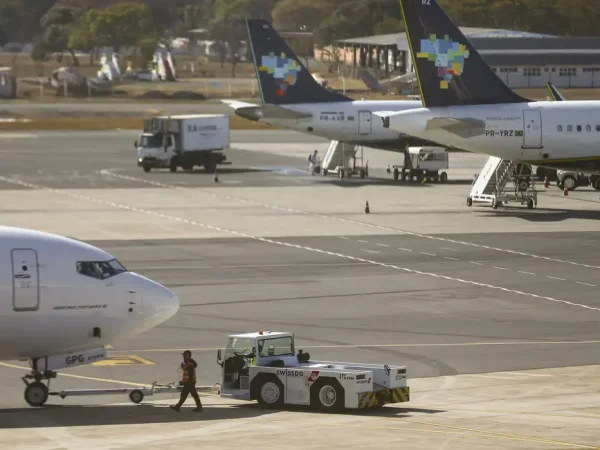 Movimentação de aviões comerciais no aeroporto de Brasília.