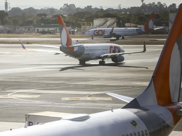 Movimentação de aviões comerciais no aeroporto de Brasília.