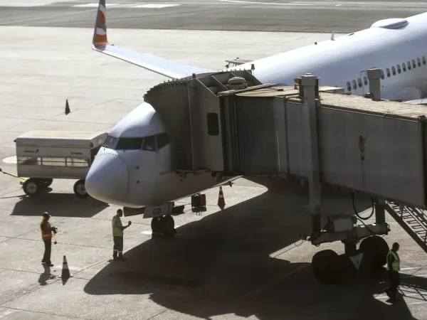 Movimentação de aviões comerciais no aeroporto de Brasília.