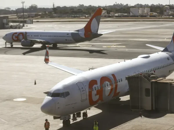 Movimentação de aviões comerciais no aeroporto de Brasília.