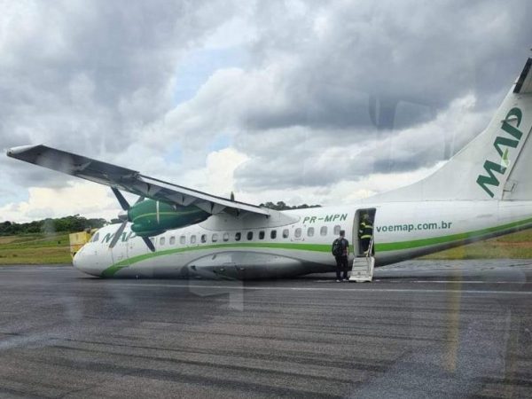 Avião faz pouso de barriga no aeroporto de Manaus e voos são suspensos — Foto: Reprodução