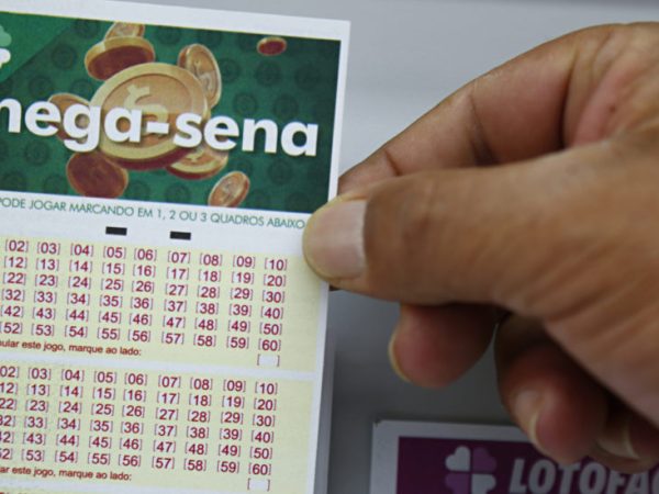 Aposta única da Mega-Sena custa R$ 4,50 e apostas podem ser feitas até às 19h — Foto: Reorodução
