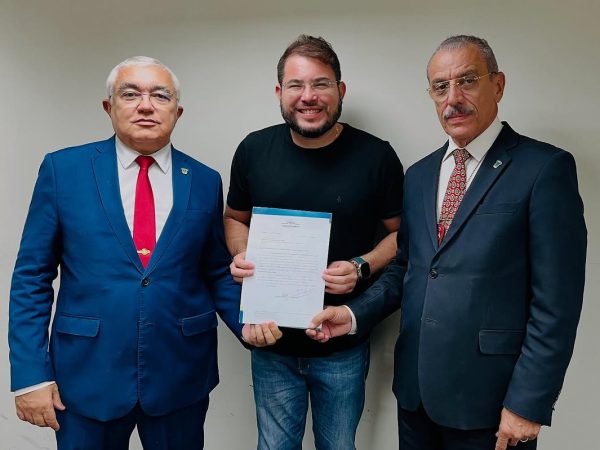 Ozires Neto se reuniu com o secretário de Estado da Segurança Pública e da Defesa Social, Coronel Araújo. — Foto: Divulgação