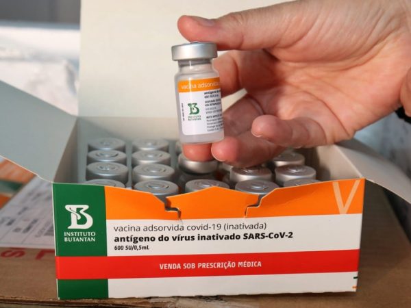 Ao todo, estado recebeu cerca de 388 mil doses de vacinas desde o início da campanha, em 11 remessas — Foto: Rafael Menezes/Sesab