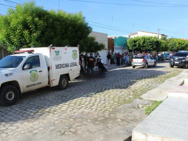 Um dos assaltantes também morreu ao tentar fugir. Caso ocorreu no bairro Paredões, em Mossoró — Foto: Marcelino Neto/O Câmera
