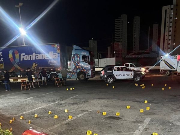 Marcadores mostram locais em que projéteis foram encontrados, na cena do crime, em Mossoró, em janeiro deste ano — Foto: Redes sociais