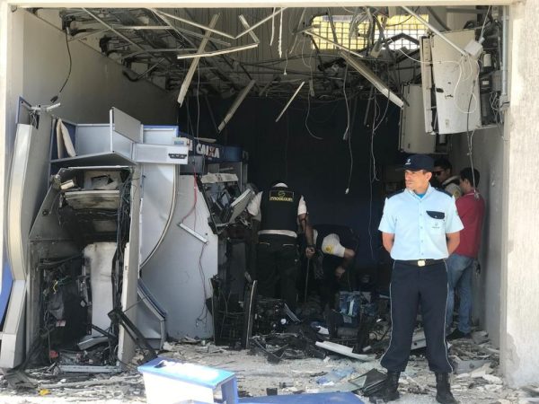 Explosão causou destruição no local e danificou lojas da galeria — Foto: Michelle Rincon/Inter TV Cabugi