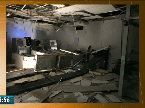 Um grupo explodiu na madrugada desta terça-feira (13) caixas eletrônicos de um banco na cidade de Aroeiras, no agreste da Paraíba. (Foto: Reprodução / TV Paraíba)