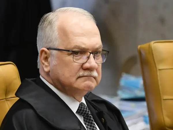 Ministro Edson Fachin durante sessão extraordinária do STF.
