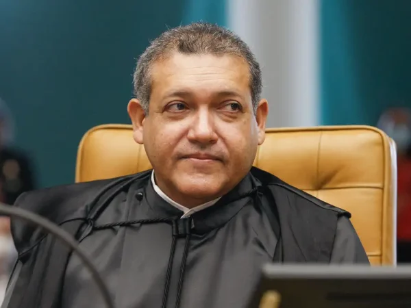 Ministro Nunes Marques durante sessão solene de posse no STF.