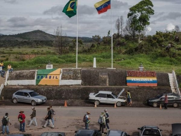 Fronteira do Brasil com a Venezuela, em Pacaraíma, em Roraima — Foto: Avener Prado/Folhapress