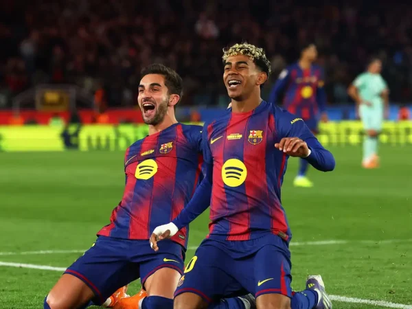 Ferran Torres celebra gol do Barcelona com Lamine Yamal
 22/11/2025      REUTERS/Albert Gea