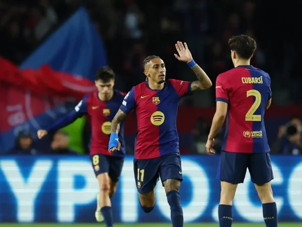 Rafinha comemora seu gol no empate de 3 x 3 entre Barcelona e Inter de Milão
30/04/2025
REUTERS/Albert Gea