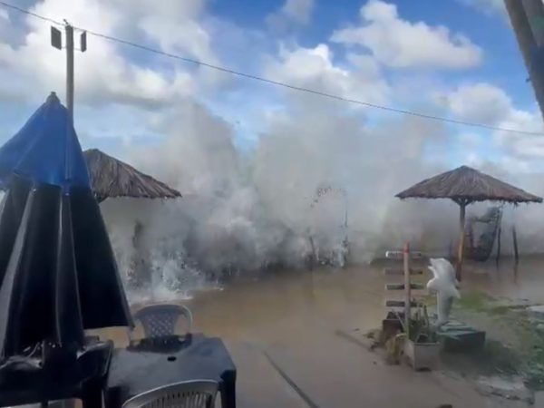 Água invadiu barraca em Muriu, no ltoral do Rio Grande do Norte — Foto: Cedida