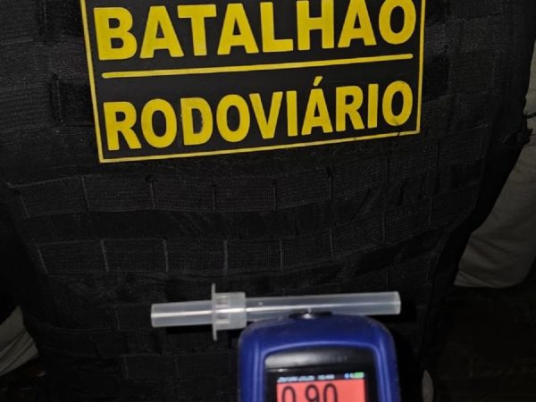 Test de alcoolemia do motorista preso — Foto: Divulgação