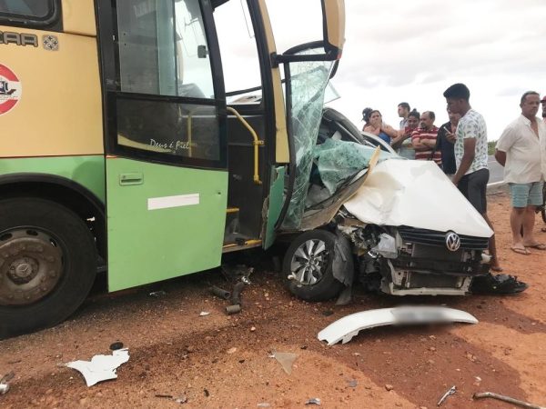Acidente aconteceu nesta sexta-feira (23). Ônibus colidiu na lateral do Gol (Foto: Redes sociais)