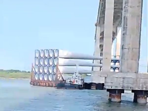 Batida de embarcação com pilar da Ponte Newton Navarro — Foto: Reprodução