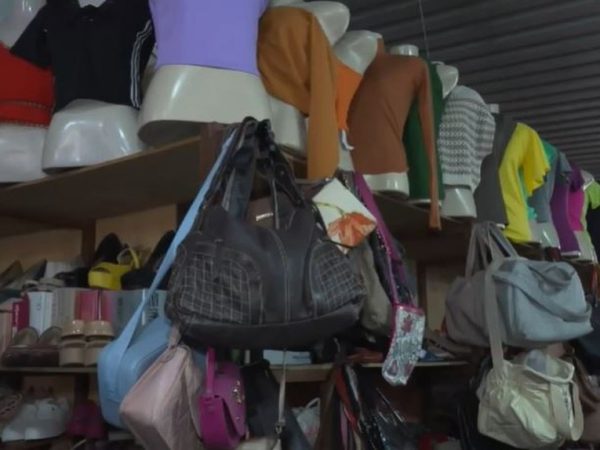 Bazar de roupas promove o reaproveitamento de peças de roupa que seriam descartadas, reduzindo a produção de lixo, em João Pessoa — Foto: TV Cabo Branco/Reprodução