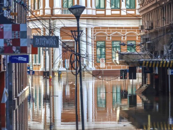 Porto Alegre (RS), 17/05/2024 – CHUVAS RS- ENCHENTES -  Centro histórico de Porto Alegre permanece alagado devido as fortes chuvas dos últimos dias. Foto: Rafa Neddermeyer/Agência Brasil
