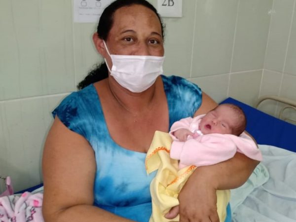 Maria Cristina diz que nunca desconfiou da gestação e foi à unidade de saúde em busca de atendimento para uma dor na barriga — Foto: Reprodução/TV Anhanguera