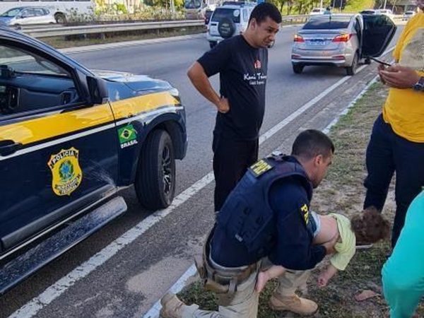 Policial salvou bebê que estava engasgado às margens da BR-101 em Natal. — Foto: Divulgação/PRF