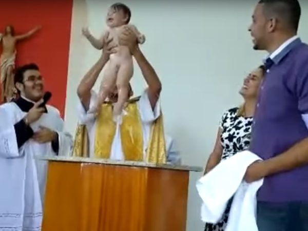 As lembranças do batismo do pequeno Gustavo são bem divertidas - Reprodução