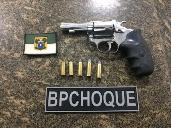 Revólver e munições apreendidos pela PM na ação (Foto: Polícia Militar/Divulgação)